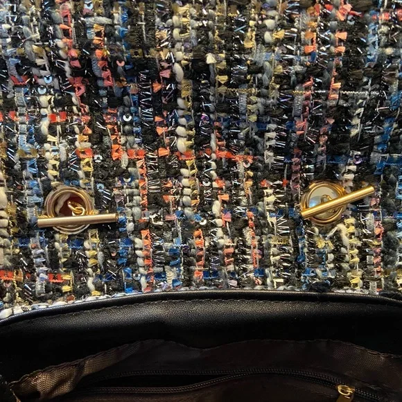 Designer inspired colored tweed with silver, and pearl strap handle. - Picture 7 of 10
